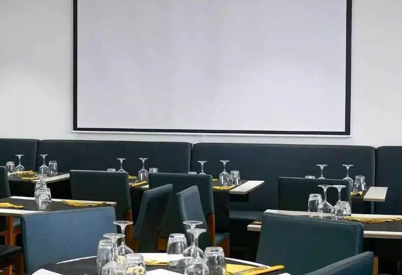 Le Central Hotel Bar Restaurant