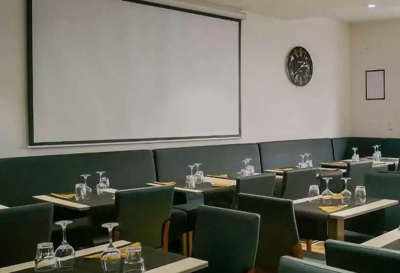 Le Central Hotel Bar Restaurant