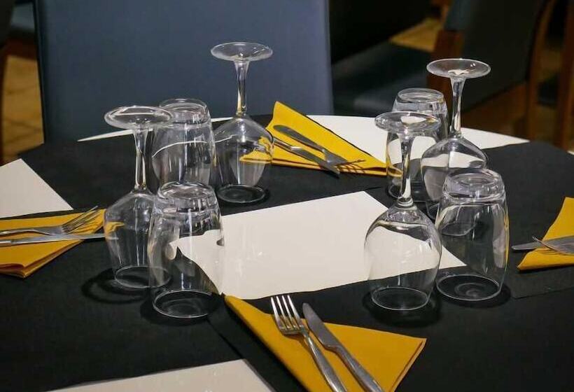 Le Central Hotel Bar Restaurant