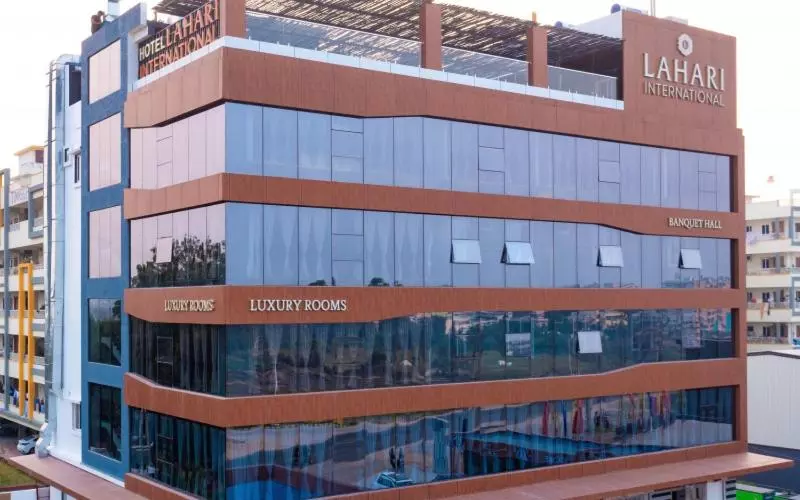 ホテル Lahari International