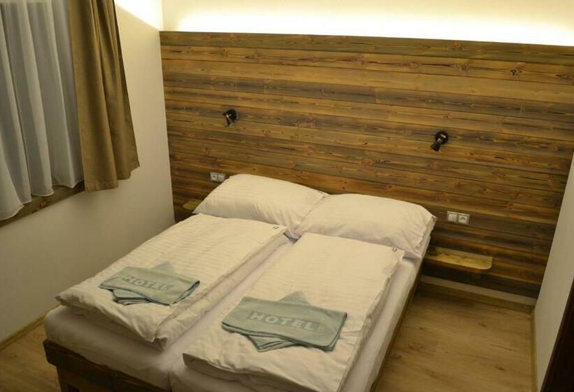 פנסיון Tri Kopy   Penzión, Reštaurácia A Pizza