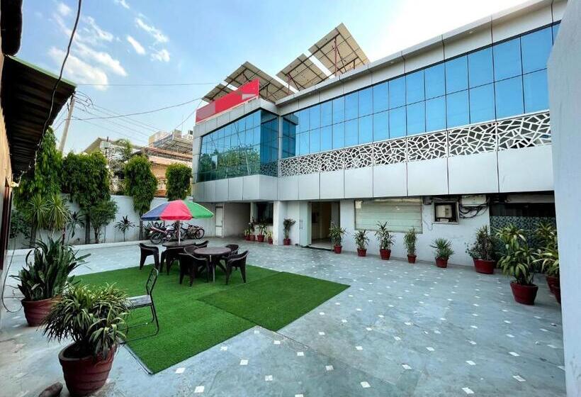 هاستل Malaya House   Couples, Family, Corporate Favorite   Near Bmc Chowk Iconic Mall