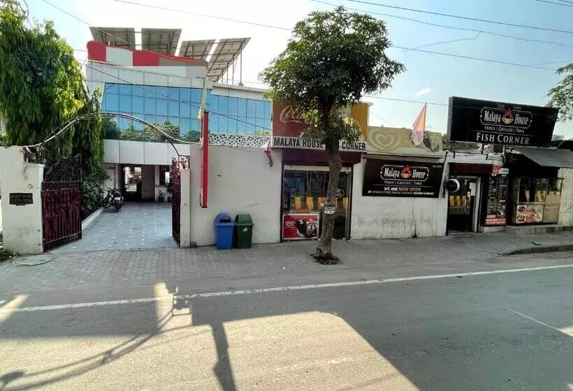 ユースホステル Malaya House   Couples, Family, Corporate Favorite   Near Bmc Chowk Iconic Mall