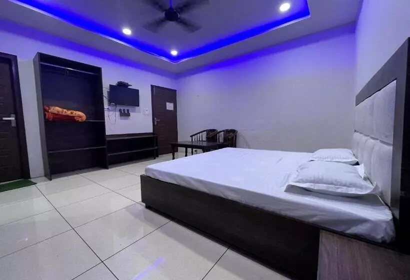 ユースホステル Malaya House   Couples, Family, Corporate Favorite   Near Bmc Chowk Iconic Mall