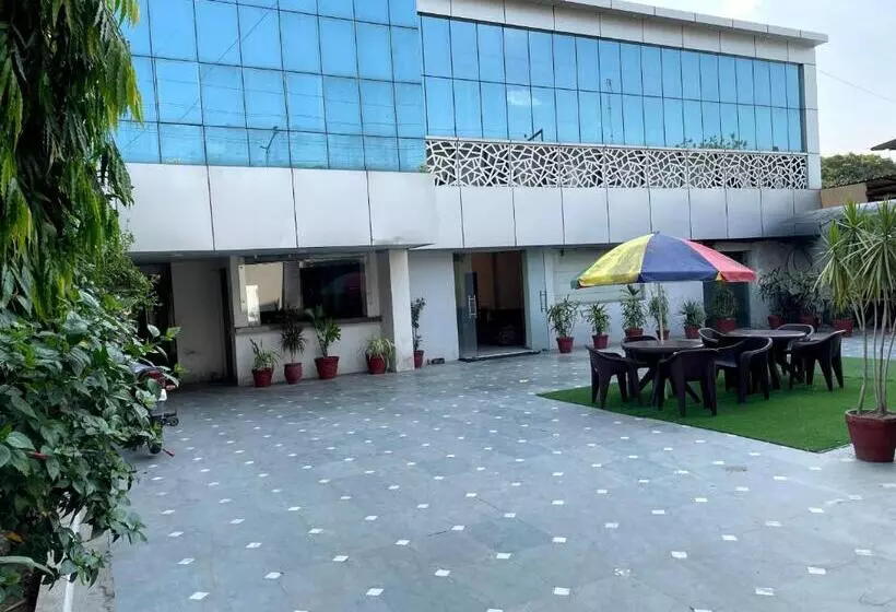ユースホステル Malaya House   Couples, Family, Corporate Favorite   Near Bmc Chowk Iconic Mall