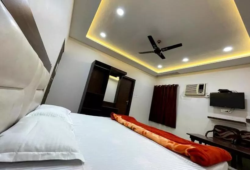 ユースホステル Malaya House   Couples, Family, Corporate Favorite   Near Bmc Chowk Iconic Mall