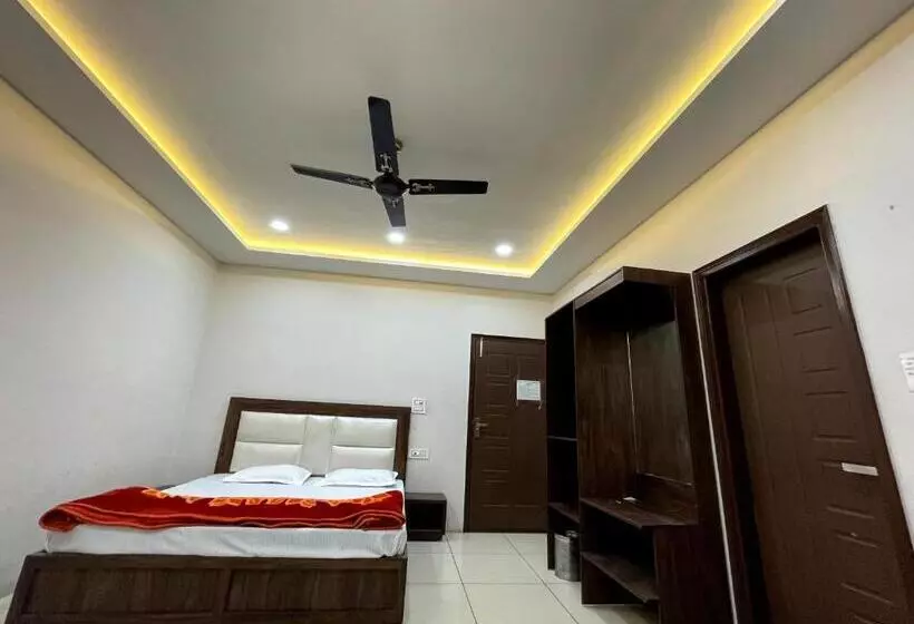 ユースホステル Malaya House   Couples, Family, Corporate Favorite   Near Bmc Chowk Iconic Mall