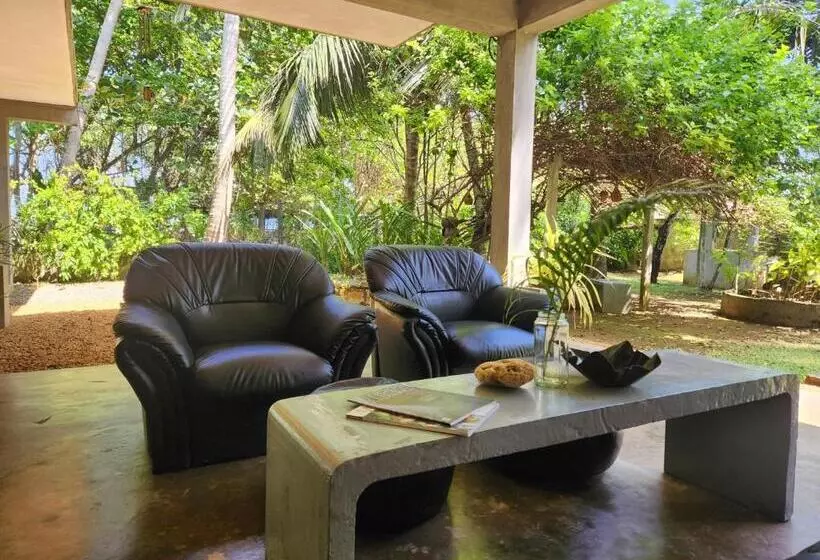 تختخواب و صبحانه Red Sun Beach Villa Kosgoda