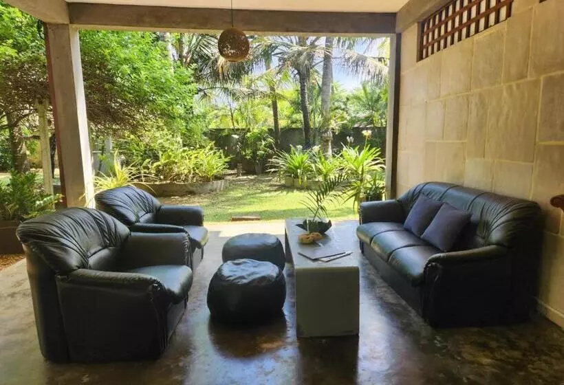 تختخواب و صبحانه Red Sun Beach Villa Kosgoda