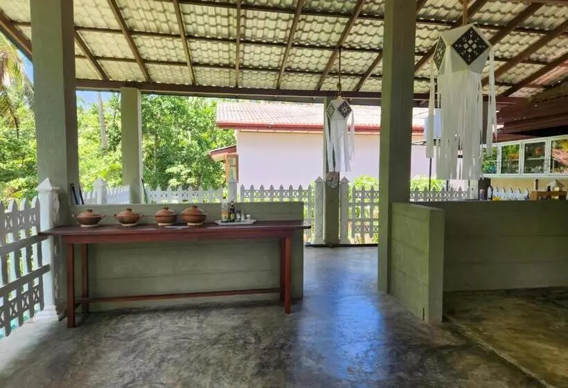 تختخواب و صبحانه Red Sun Beach Villa Kosgoda