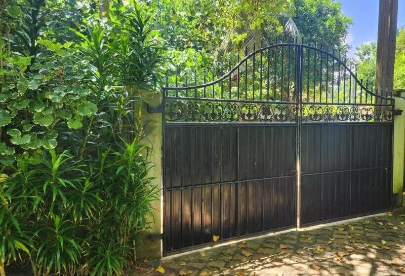 تختخواب و صبحانه Red Sun Beach Villa Kosgoda