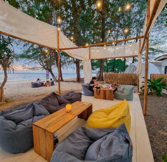 Isea Glamping Seafood Cafe Bar & Resort