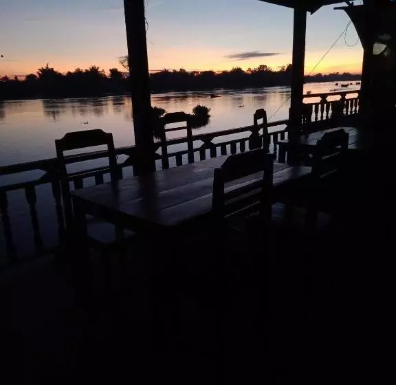 ペンション Mr. Phaos Riverview Guesthouse & Restaurant