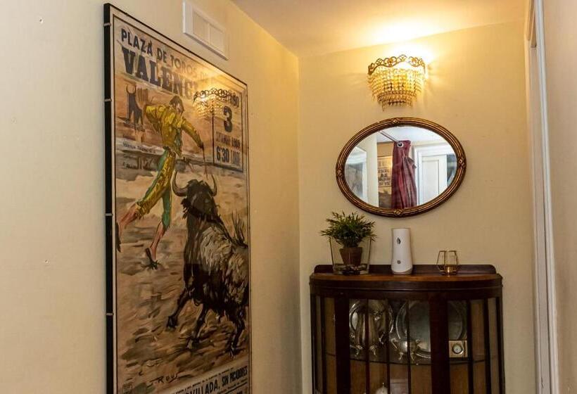 تختخواب و صبحانه Artistic House