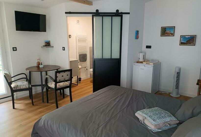 צימר Villa Esquirhall, Chambres D Hôtes Côté Cour Et Côté Jardin