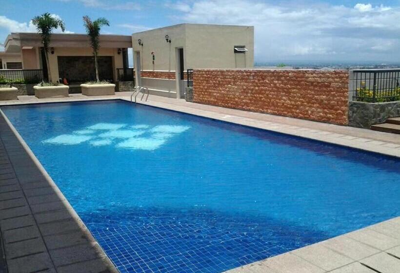 Comfy Artsy Studio In Bgc