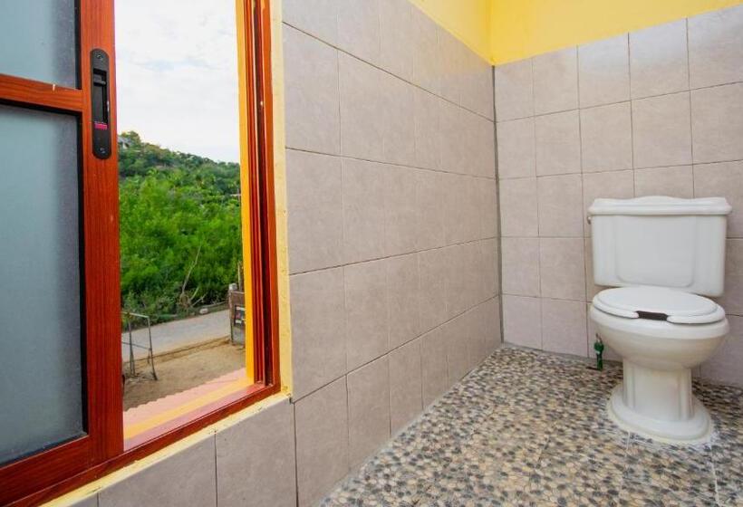 پانسیون La Playa Hostel