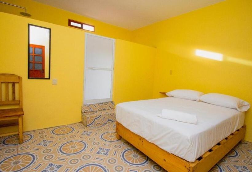 پانسیون La Playa Hostel