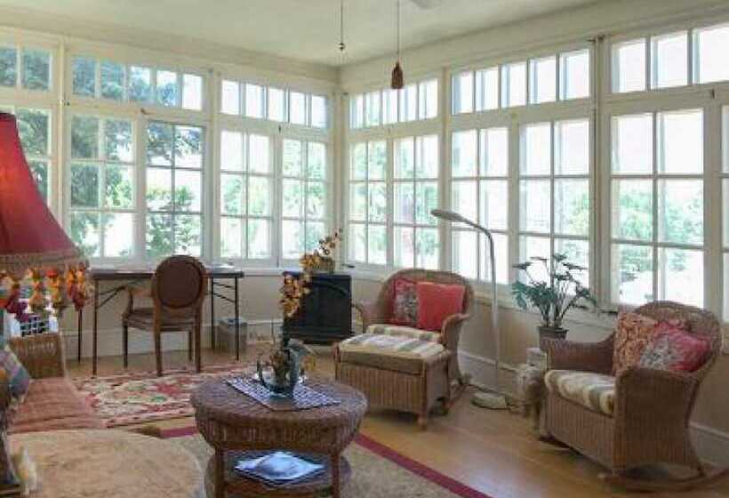 Alexander Mansion Bed & Breakfast