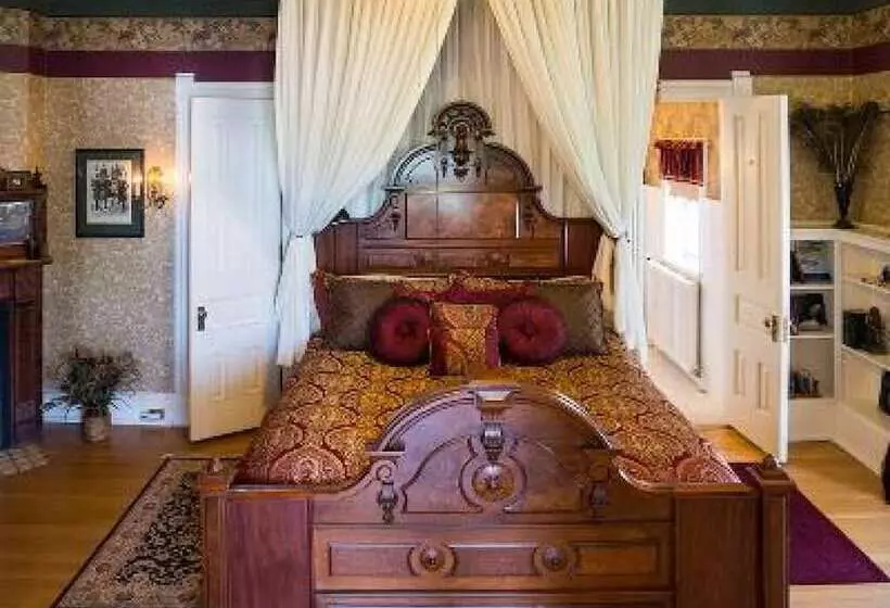 Alexander Mansion Bed & Breakfast