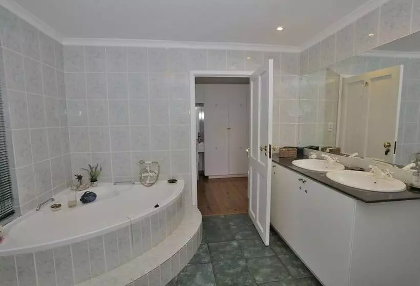 ベッドアンドブレックファースト Brenton Beach House