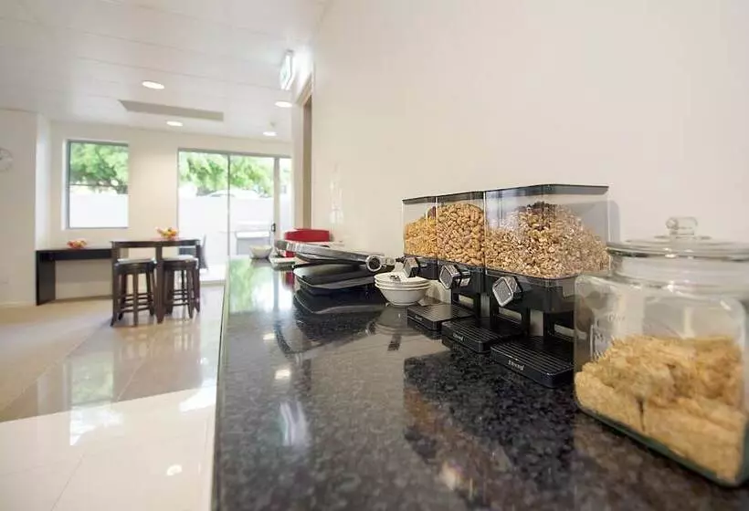 Gladstone City Central Apartment Hotel Official