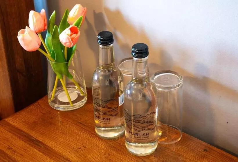 فندق The Gate Hangs High