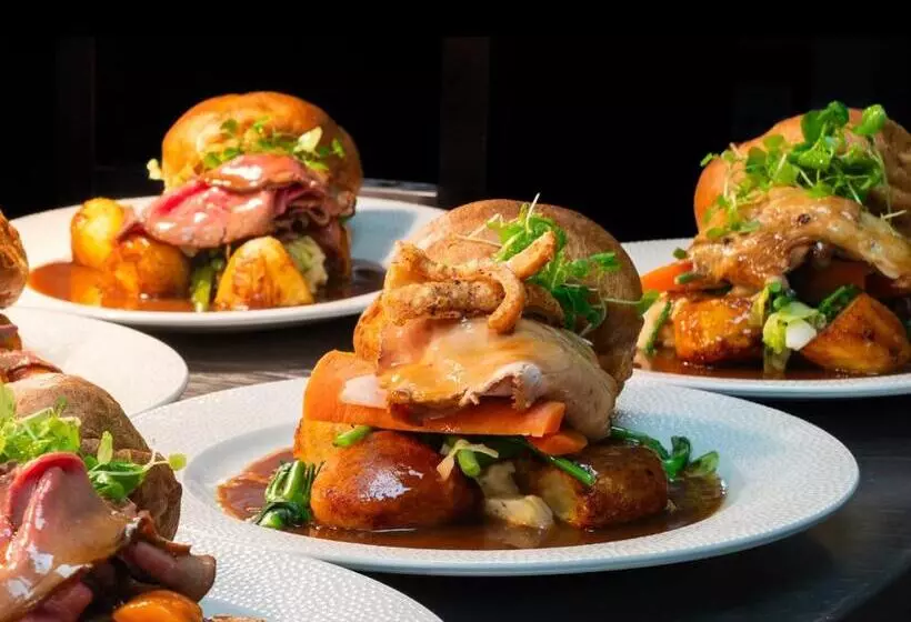 فندق The Gate Hangs High