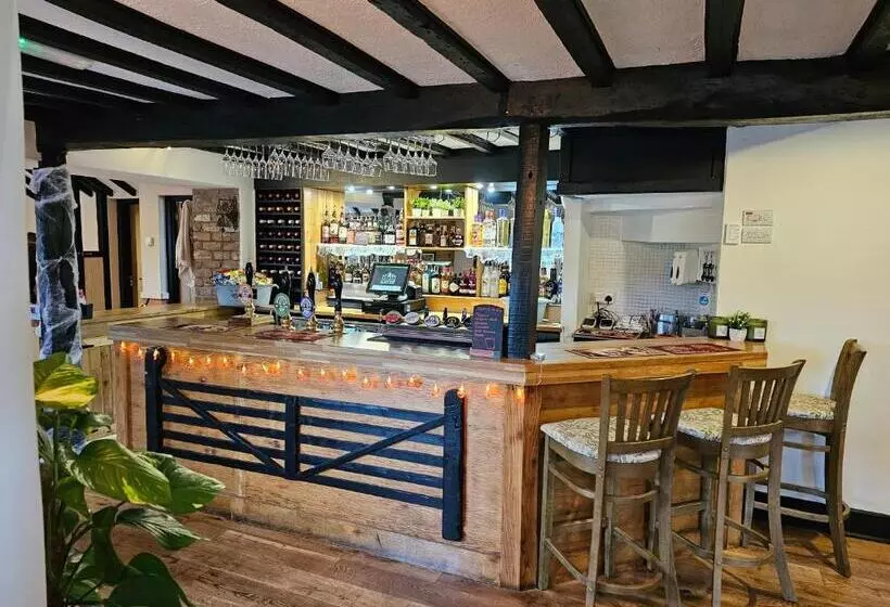 فندق The Gate Hangs High