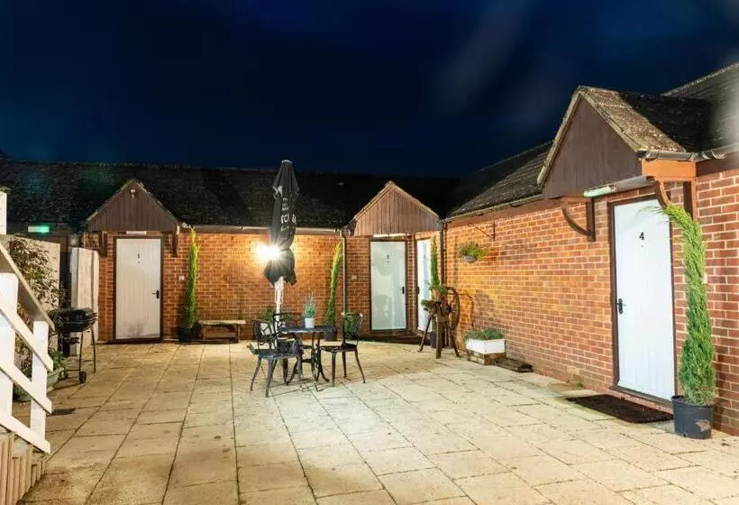 فندق The Gate Hangs High