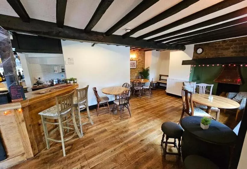 فندق The Gate Hangs High