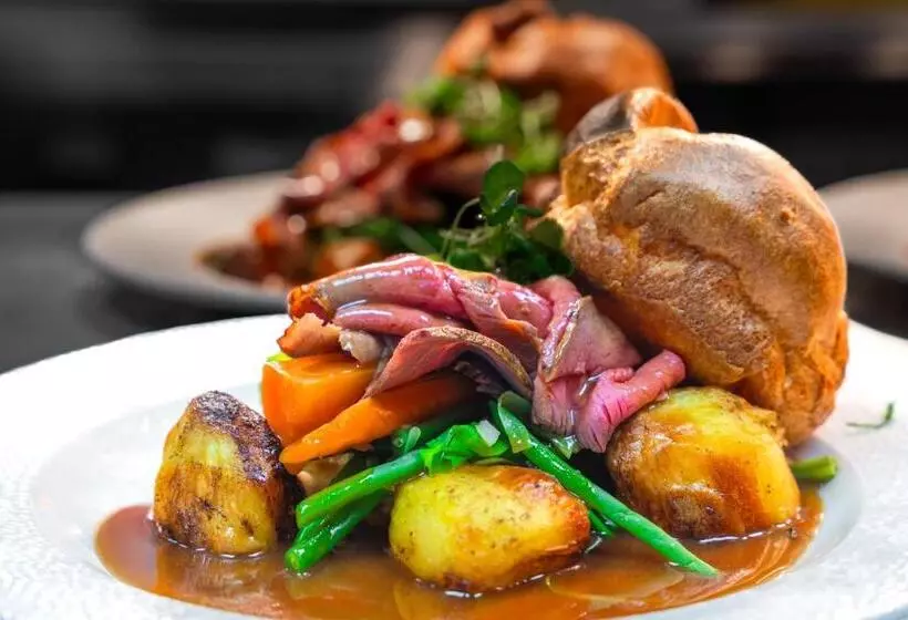 فندق The Gate Hangs High