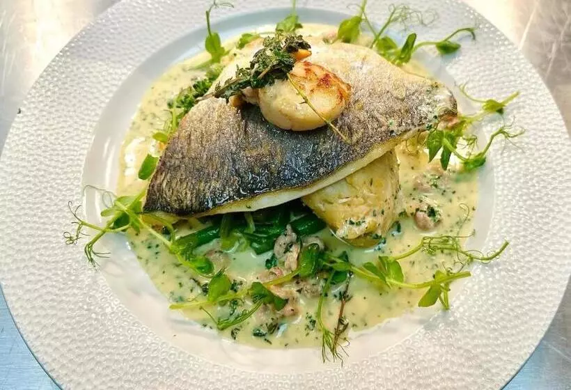 فندق The Gate Hangs High