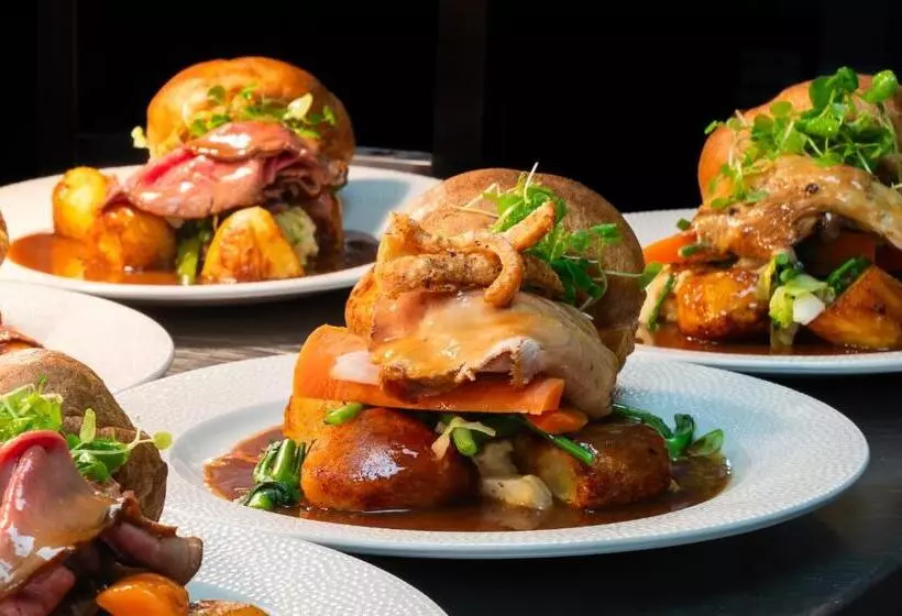 فندق The Gate Hangs High