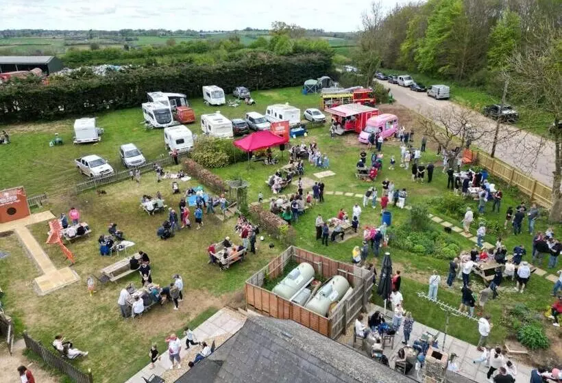 فندق The Gate Hangs High