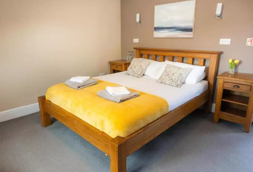 فندق The Gate Hangs High