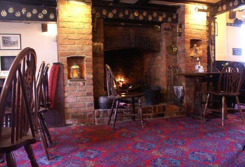 호텔 The Saracens Head Inn