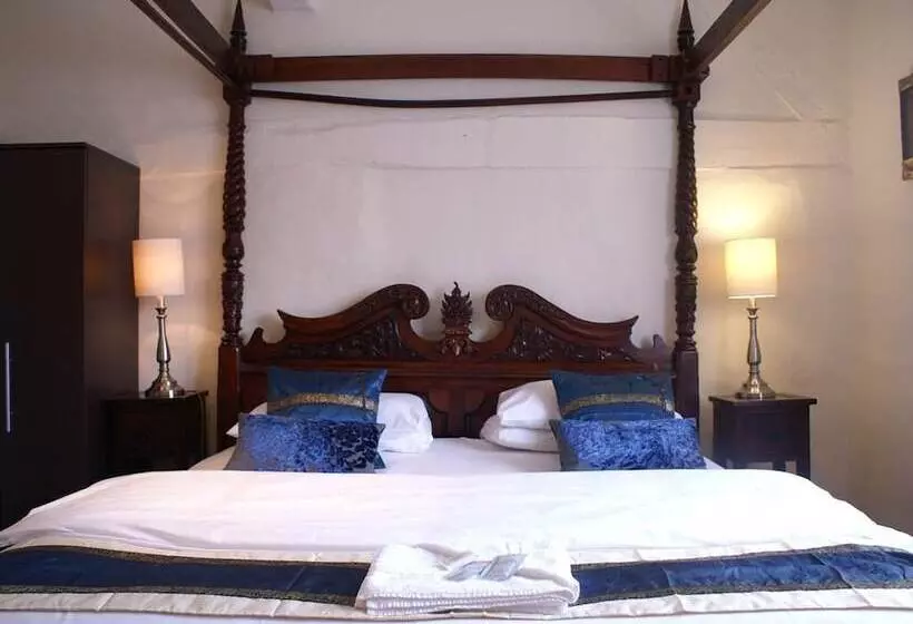 Hotel The Saracens Head Inn