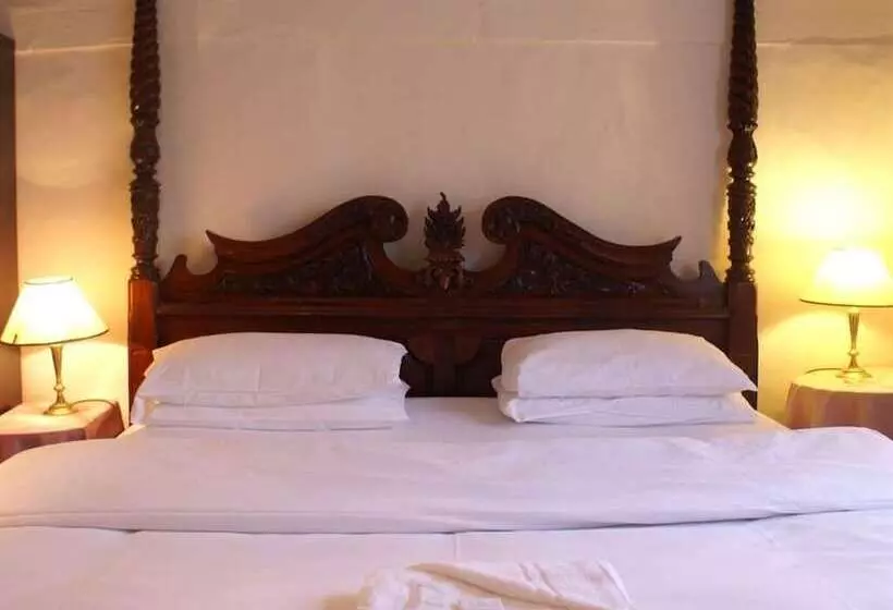 Hotel The Saracens Head Inn