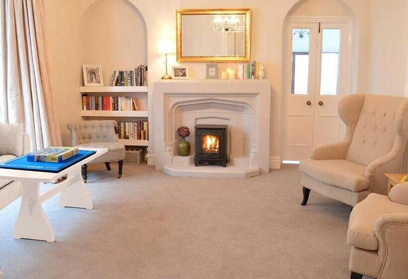 Пансион East Lyn House