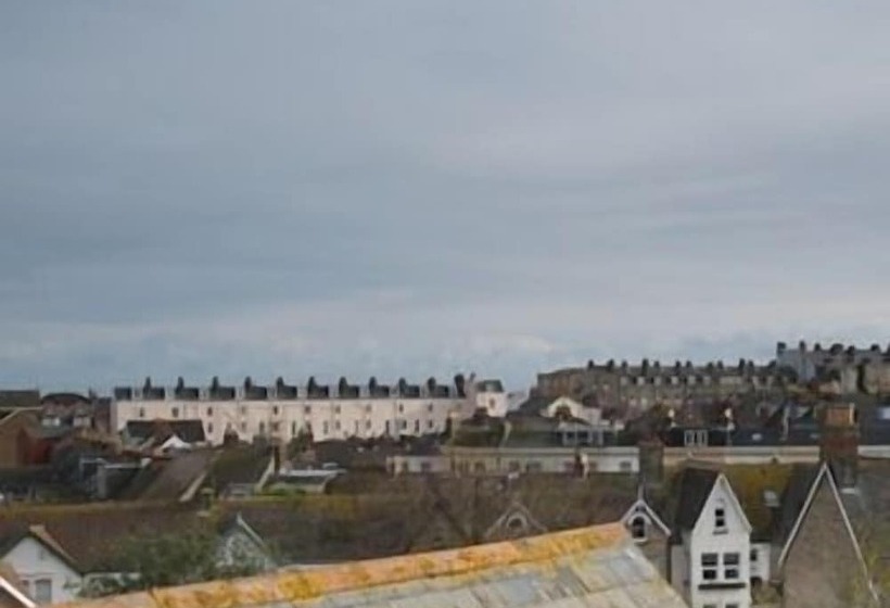 Пансион Harlequin Guest House With Parking