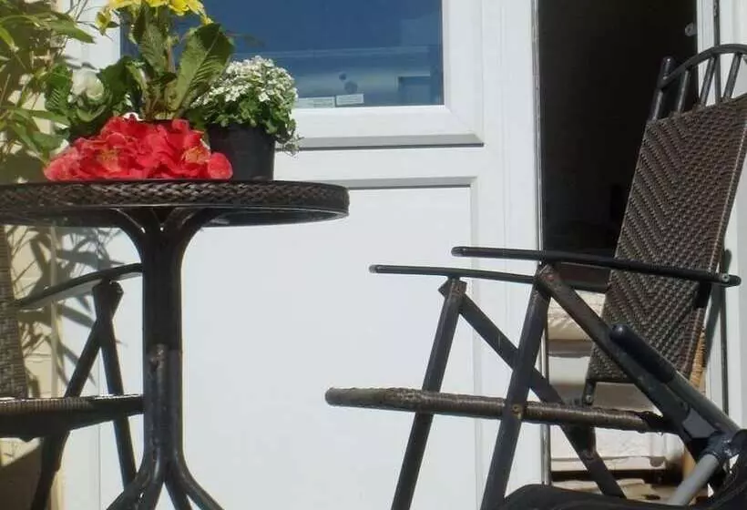 Пансион Harlequin Guest House With Parking