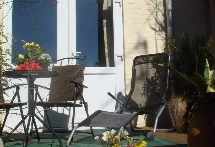 Пансион Harlequin Guest House With Parking