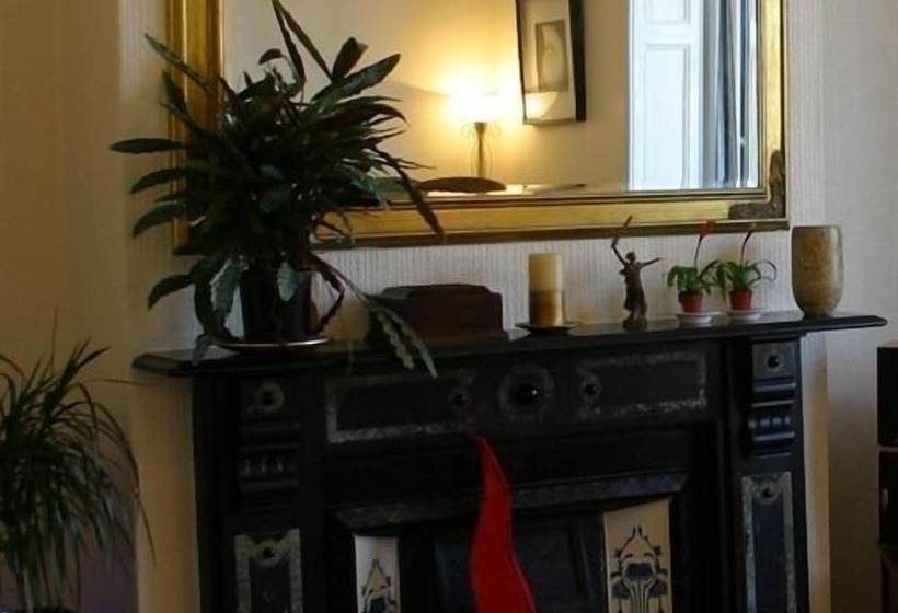 Пансион Harlequin Guest House With Parking