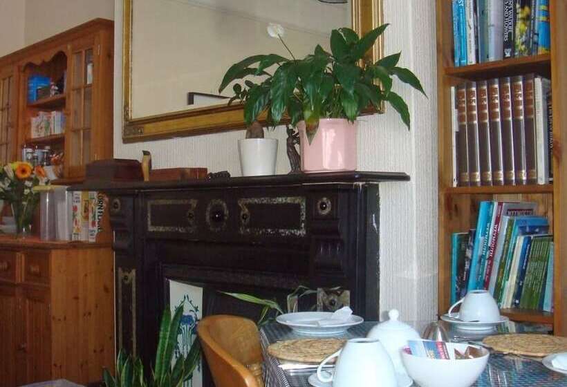 Пансион Harlequin Guest House With Parking