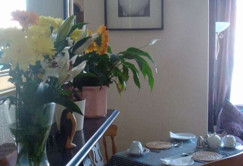 Пансион Harlequin Guest House With Parking