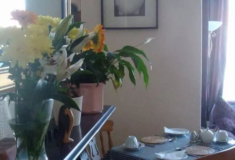 Пансион Harlequin Guest House With Parking