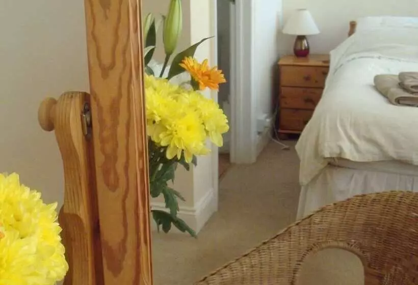 Пансион Harlequin Guest House With Parking