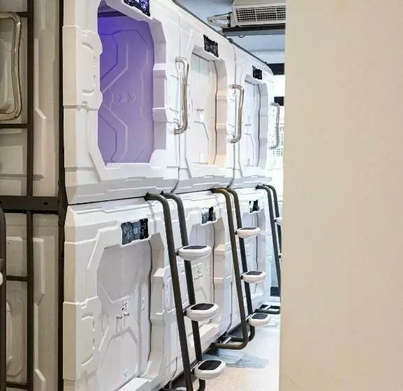 هتل کپسول Planet 23