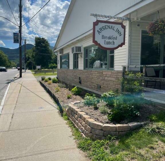 בית מלון כפרי The Arsenal